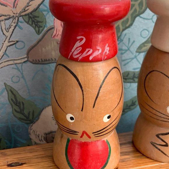 1960s Wooden Salt and Pepper Shakers - Picture 4 of 15